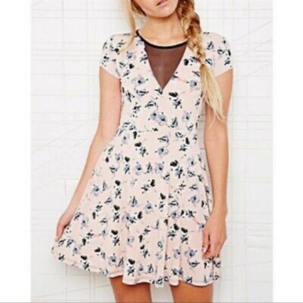 Kimchi Blue | Floral Mesh V-neck Dress Size S
